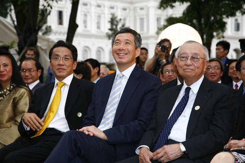 Singapore Prime Minister Lee Hsien Loong (Centre), with SMU Executive Chairman Mr Ho Kwon Ping (Left) and Dr Richard Hu, then SMU Chancellor (Right)